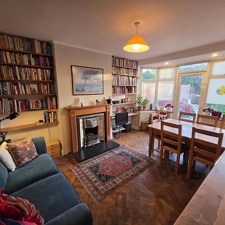 Peaceful 3-Bed Retreat By Epping Forest Chingford